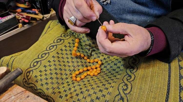 <p><span style="color:#B22222"><strong>TESPİH USTASI</strong></span></p>

<p>&nbsp;</p>
