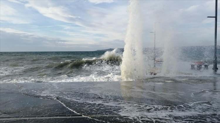 <p><span style="color:#B22222"><strong>LODOS AVCILIĞI (DENİZ K&Ouml;P&Uuml;Ğ&Uuml; TOPLAYICILIĞI)</strong></span></p>

<p>&Ouml;zellikle Ege ve Marmara kıyılarında fırtınalı havalarda oluşan deniz k&ouml;p&uuml;klerini toplayan kişiler, bu doğal oluşumu farklı alanlarda değerlendirmek &uuml;zere topluyor. Zorlu hava şartlarında yapılan tehlikeli bir iş.</p>
