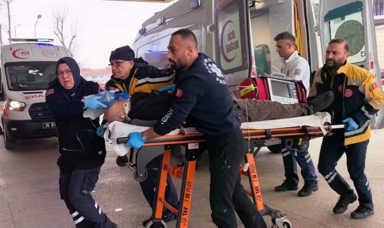 <p><span style="color:#A52A2A"><strong>ARALARINDA HUSUMET OLDUĞU &Ouml;ĞRENİLDİ&nbsp;</strong></span></p>

<p>&nbsp;</p>

<p>Edinilen bilgiye g&ouml;re, Adem &Uuml;., aralarında husumet bulunan kayınpederi Ahmet Kalkancı ve kayınbiraderi Halil Can Kalkancı ile sokakta karşılaştı.</p>
