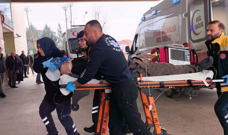 <p>Mermiler, &ccedil;evredeki iş yerleri ile 2 otomobile de isabet etti.&nbsp;</p>

<p>&nbsp;</p>
