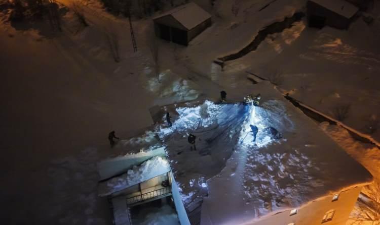 <p class="MsoNormal">&nbsp;</p>

<p><span style="color:rgb(165, 42, 42)"><strong>K&Uuml;REĞİNİ KAPAN CAMİYE KOŞTU</strong></span></p>

<p>Olayın ardından cami imamı Bahtiyar &Ccedil;alık, hoparl&ouml;rden anons yaparak k&ouml;y sakinlerini "kar seferberliğine" davet etti.</p>
