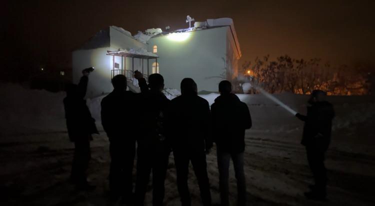 <p>&Ccedil;ağrı &uuml;zerine evlerinden &ccedil;ıkan k&ouml;yl&uuml;ler; k&uuml;rek, halat ve gerekli ekipmanlarla camiye akın etti.</p>
