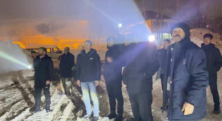 <p>Kar kalınlığının metreleri bulduğu il&ccedil;ede, G&uuml;ll&uuml;ce k&ouml;y&uuml; Bulgurlu mezrasında yer alan caminin &ccedil;atısı kar y&uuml;k&uuml;ne dayanamadı.</p>
