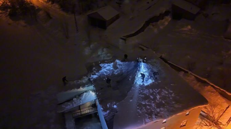 <p>Dondurucu soğuğa rağmen &ccedil;atının &uuml;zerine &ccedil;ıkan vatandaşlar, &ccedil;&ouml;kmenin devam etmemesi i&ccedil;in biriken kar k&uuml;tlelerini temizlemeye başladı.</p>

<div>&nbsp;</div>
