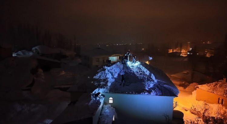 <p><span style="color:rgb(165, 42, 42)"><strong>"CAMİMİZİN DURUMU ŞU AN RİSKLİ"</strong></span></p>

<p>Yaşanan s&uuml;reci anlatan cami imamı &Ccedil;alık,<strong>&nbsp;"D&uuml;n ilk &ccedil;&ouml;kme meydana gelmişti, bug&uuml;n akşam saatlerinde ikinci &ccedil;&ouml;kme yaşandı. Hemen camiden anons yaparak k&ouml;yl&uuml;lerimize &ccedil;ağrıda bulundum. Sağ olsunlar, eline k&uuml;reğini, halatını alan yardıma koştu."</strong>&nbsp;dedi.</p>
