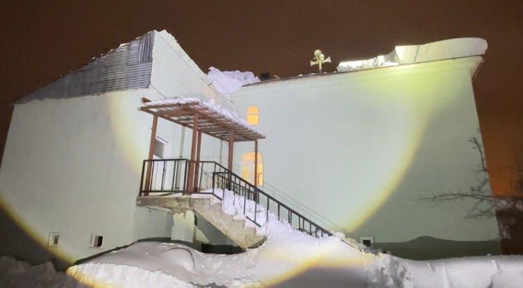 <p>Vatandaşların soğuk havaya rağmen karları indirmeye başladıklarını aktaran &Ccedil;alık,&nbsp;<strong>"Ancak camimizin durumu şu an riskli. Yetkililerden ve hayırseverlerden camimizin onarımı i&ccedil;in yardım bekliyoruz."</strong>&nbsp;ifadelerini kullandı.</p>
