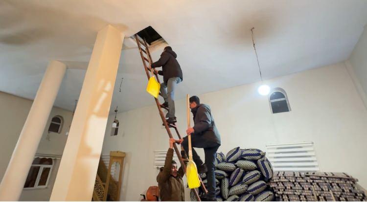 <p>&Ccedil;&ouml;kme sırasında b&uuml;y&uuml;k panik yaşayan vatandaşlar, sarsıntı nedeniyle deprem olduğunu sandı. Olayın ardından anons yapan imam, vatandaşları cami &ccedil;atısındaki karı temizlemeye davet etti.<o:p></o:p></p>

<div>&nbsp;</div>
