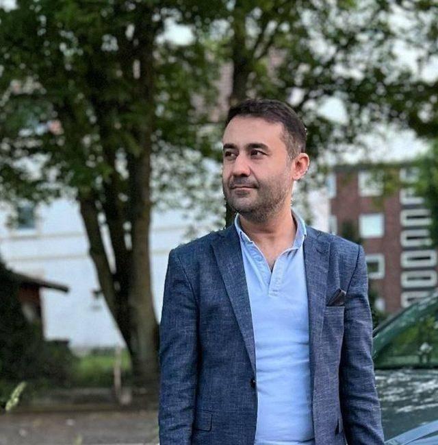 <p><strong>&Uuml;nl&uuml; ismin a&ccedil;ıklamaları, kısa s&uuml;rede sosyal medyaya damga vurdu.</strong></p>
