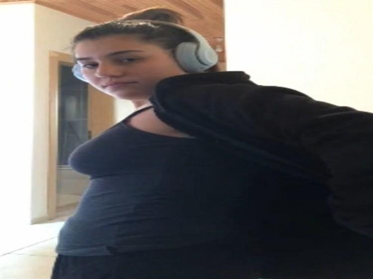 <p><span style="color:#A52A2A"><strong>4 KEZ BI&Ccedil;AKLAYARAK &Ouml;LD&Uuml;RD&Uuml;</strong></span></p>

<p>&nbsp;</p>

<p>Burak İnci, mutfaktan aldığı ekmek bı&ccedil;ağı ile Dilruba Elif &Ccedil;etin'i sırtından 4 bı&ccedil;ak darbesiyle bı&ccedil;akladı.</p>

<p>&nbsp;</p>

<p>&Ccedil;etin yere d&uuml;şerken, İnci evin balkonundan atlayıp, ka&ccedil;tı. İhbar &uuml;zerine gelen sağlık ekipleri, Dilruba Elif &Ccedil;etin'in yaşamını yitirdiğini belirledi.</p>

<p>&nbsp;</p>

<p>Polis tarafından yakalanan ş&uuml;pheli tutuklanırken, Dilruba Elif &Ccedil;etin Antalya'da toprağa verildi.</p>
