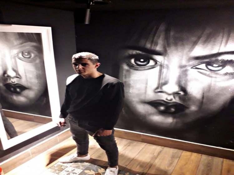 <p><span style="color:#A52A2A"><strong>2024 YILINDA TANIŞTILAR&nbsp;</strong></span></p>

<p>Erdek il&ccedil;esinde ayakkabı satan Burak İnci, 2024 yılında kafede tanıştığı Dilruba Elif &Ccedil;etin ile &ouml;nce arkadaş sonra sevgili oldu.</p>
