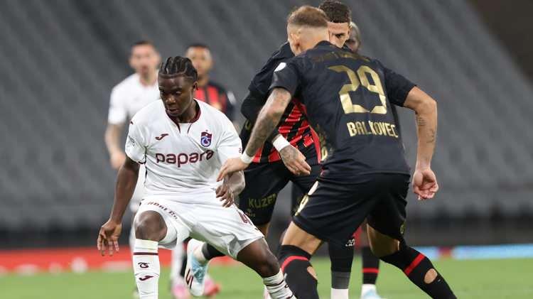 <p>Fransız ekibinin, Fildişi Sahilli futbolcuyu izlemek i&ccedil;in Trabzon'a tam 5 kez &ouml;zel scout ekibi g&ouml;nderdiği aktarıldı.</p>
