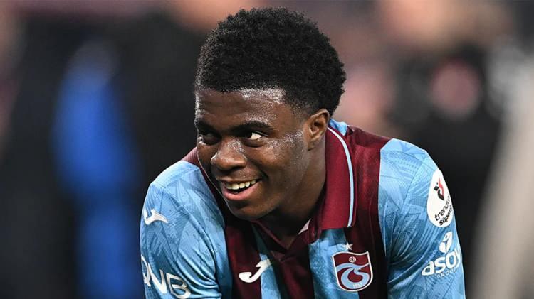 <p>&Ouml;te yandan Oulai de ge&ccedil;miş d&ouml;nemde verdiği r&ouml;portajlardan birinde hayalindeki takımın PSG olduğunu dile getirmişti.</p>
