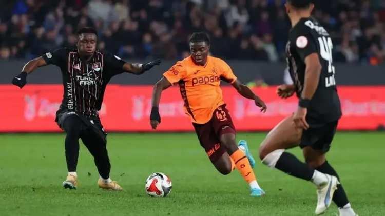 <p>Trabzonspor, talep ettiği 40 milyon euroluk resmi teklifin gelmesi durumunda Oulai'nin ayrılmasına izin verecek.</p>
