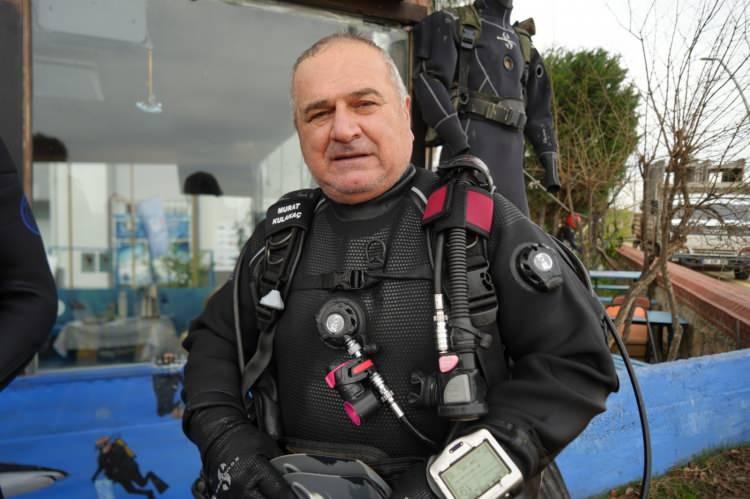 <p><span style="color:#A52A2A"><strong>YASA DIŞI İŞ Ş&Uuml;PHESİ&nbsp;</strong></span></p>

<p>&nbsp;</p>

<p>Kulaka&ccedil;, dalgıcın yalnız dalış yaparak kural ihlali yaptığını ve yanında bulunan kerpeten ve boru anahtarının <strong>"yasa dışı iş yapmış olabileceği" </strong>ş&uuml;phesini doğurduğunu belirtti.</p>
