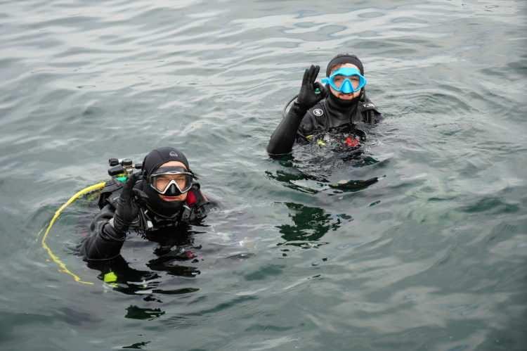 <p>Dalış sporunun kurallara uyulduğunda g&uuml;venli olduğunu ancak kural ihlallerinin &ouml;l&uuml;mc&uuml;l sonu&ccedil;lar doğurduğunu belirten Murat Kulaka&ccedil;, <em><strong>"&Ccedil;ok &uuml;z&uuml;c&uuml; bir olay yaşandı, Allah rahmet eylesin. Bizler b&ouml;yle olaylarda &ccedil;ok &uuml;z&uuml;l&uuml;yoruz, neticede bir can hayatını kaybetti. Aslında dalışta bu tip kayıpların olma ihtimali &ccedil;ok d&uuml;ş&uuml;k, diğer sporlara g&ouml;re kıyasladığımızda ama dalış &ccedil;ok g&uuml;venli bir spor olmasının yanında kural ihlali ve hata yaparsanız, herhangi bir şekilde sorun yaşarsanız maalesef bu şekilde arkadaşımızın yaşadığı gibi &uuml;z&uuml;c&uuml; olaylarla karşı karşıya kalıyoruz."</strong> </em>dedi.</p>
