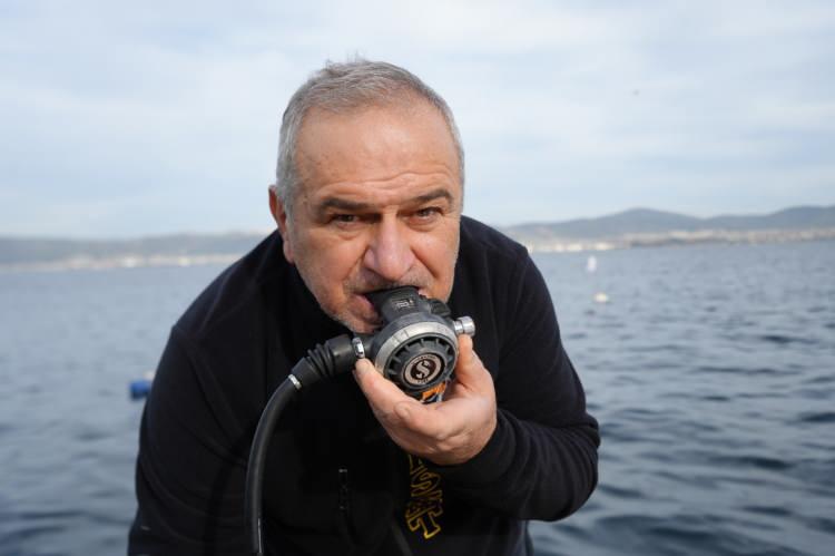 <p><span style="color:#A52A2A"><strong>DALGI&Ccedil; YALNIZ DALMIŞ&nbsp;</strong></span></p>

<p>&nbsp;</p>

<p>Kulaka&ccedil;, s&ouml;zlerine ş&ouml;yle devam etti:</p>

<p>&nbsp;</p>

<p><strong><em>"Elimizdeki verilere g&ouml;re olayı irdelediğimizde &ccedil;ok ciddi bir kural hatası olduğunu d&uuml;ş&uuml;n&uuml;yoruz &ccedil;&uuml;nk&uuml; tek dalgı&ccedil;, tek dalmıştır. Bu, sportif ve sanayi dalışında asla yapmamız gereken bir iş. Evet, yalnız dalış yapılabiliyor ama hortumlu, başınızda motosiklet kaskı gibi kaskınız olması gerekiyor, s&uuml;rekli yukarıdan hava gelmesi gerekiyor, yukarıda emniyet dalgıcı, dalış amiri olması gerekiyor. Bu ortamda sizinle s&uuml;rekli konuşulur, suyun altında bayılsanız dahi pek bir sorun yaşama ihtimaliniz yok. Bunlar y&ouml;netmeliklerle, talimatlarla belirlenmiştir.<span style="color:#A52A2A"> Bu kurallara uyduğunuz s&uuml;rece risk aslında 15 binde bir ama g&ouml;rd&uuml;klerimiz ve olayın şekline baktığımızda dalgıcın yalnız daldığını g&ouml;r&uuml;yoruz.</span> Yalnız daldığınızda da maalesef arkadaşımızın yaşadığı gibi &uuml;z&uuml;c&uuml; olaylarla karşı karşıya kalıyoruz."</em></strong></p>
