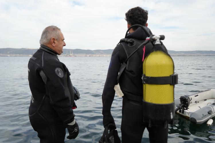 <p><strong><span style="color:#A52A2A">"SU ALTINDA ŞOK YAŞAMIŞ"</span></strong></p>

<p>&nbsp;</p>

<p>Bulunan cesedin &uuml;zerindeki ekipmanların profesyonel olduğunu vurgulayan Kulaka&ccedil;, <strong><em>"&Uuml;zerindeki malzemeye baktığınızda donanımı tam. Biz normalde tek t&uuml;p kullanıyoruz. Hava yetsin diye sırtına &ccedil;ift t&uuml;p almış.<span style="color:#A52A2A"> Birinin arıza yapmasına karşı ikinci reg&uuml;lat&ouml;r almış. Aslında ikinci arkadaşının olması gereken t&uuml;p&uuml;n&uuml; ve reg&uuml;lat&ouml;r&uuml;n&uuml; yanına almış, bir sorun olduğunda kullanması i&ccedil;in. </span>Havasızlıktan ya da reg&uuml;lat&ouml;rden yana bir sorun olduğunu d&uuml;ş&uuml;nm&uuml;yorum &ccedil;&uuml;nk&uuml; ikinci reg&uuml;lat&ouml;r&uuml; var ama biz insanız, bizim fizik ve fizyolojimiz farklı. Suyun ısı olayı da farklı, kış d&ouml;nemindeyiz. Su altında herhangi bir şekilde şok yaşamış olabilir ama ona yardım edecek ikinci bir arkadaşı olmadığı i&ccedil;in maalesef sorunla karşılaşmıştır. Vurgun yediğini d&uuml;ş&uuml;nm&uuml;yorum &ccedil;&uuml;nk&uuml; t&uuml;p&uuml;nde &ccedil;ıktığında 140 hava var. Havası yetecek kadar var. &Uuml;zerindeki malzemeye baktığımızda da tecr&uuml;beli bir dalgı&ccedil; olduğunu da değerlendiriyoruz."</em></strong> diye konuştu.</p>
