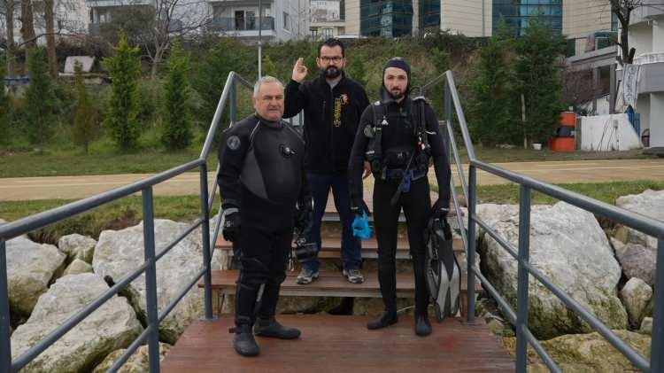 <p><span style="color:#A52A2A"><strong>SANAYİ MALZEMELERİ İLE DALDIĞI ORTAYA &Ccedil;IKTI&nbsp;</strong></span></p>

<p>&nbsp;</p>

<p>Dalgıcın &uuml;zerinden &ccedil;ıkan kerpeten ve boru anahtarına ilişkin ise Murat Kulaka&ccedil;, şu değerlendirmelerde bulundu:</p>

<p>&nbsp;</p>

<p><strong><em>"Maalesef &uuml;lkemizde bir ge&ccedil;im sıkıntısı var. İnsanoğlu maalesef kısa yoldan &ccedil;ok daha rahat para kazanmayı hayal ediyor ama b&ouml;yle bir yaşam yok, &ccedil;alışmadan ve &uuml;retmeden bir şey kazanma şansınız yok. <span style="color:#A52A2A">Elinde sanayi malzemelerinin olması, yasa dışı bir olay olabilir. </span>Bizim b&ouml;lgemiz tersaneler b&ouml;lgesi. Değerli malzemeler var, gemi malzemeleri. Oradan bir malzeme almak ya da değerli malzemeleri s&ouml;kmek i&ccedil;in kullandığını d&uuml;ş&uuml;n&uuml;yoruz. Tek başına dalması da ş&uuml;phelendirici. Bizim tahminlerimizin arasında bunlar da var. Sanayi dalışında benzer malzemeleri kullanabiliyoruz ama bu tip bir dalış yapmak i&ccedil;in mutlaka yasal prosed&uuml;rleri yerine getiriyoruz. Gerekli izinlerimizi alıyoruz, dalacağımız noktaya dalış saatlerimizi bildiriyoruz. Bir&ccedil;ok aşamadan ge&ccedil;iyoruz. Vefat eden dalgıcın yanında sanayi malzemesi olduğu i&ccedil;in bu tip bir dalış yaptığını d&uuml;ş&uuml;n&uuml;yoruz."</em></strong></p>
