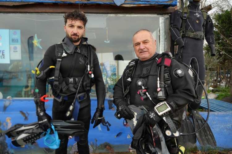 <p>DESSAT Başkanı Murat Kulaka&ccedil;, son olarak yasal prosed&uuml;rleri hatırlatarak şu uyarılarda bulundu:</p>

<p>&nbsp;</p>

<p><em><strong>"T&uuml;rkiye'de iki tane dalış sistemi var. T&uuml;rkiye Su Altı Federasyonu'ndan yetki alarak, onun eğitimlerinden ge&ccedil;erek sportif dalış faaliyetleri y&uuml;r&uuml;t&uuml;yoruz. Dalış faaliyetlerini yapmak i&ccedil;in mutlaka bir dalış merkezine bağlı olmanız gerekiyor. Oradan eğitim almanız gerekiyor. Dalışa yasak olmayan her b&ouml;lgede, sahil g&uuml;venlik ve kolluk kuvvetlerine bilgi vererek 6 kişiyi ge&ccedil;memek kaydıyla dalış yapabiliyorsunuz. Onun haricinde yapacağınız her dalışta mutlaka başınızda bir dalış amiri ve en az iki dalgı&ccedil; ve yine kolluk kuvvetlerine bilgi vererek yapıyorsunuz. </strong></em></p>

<p>&nbsp;</p>

<p><em><strong>İkinci dalışımız sanayi dalışı, sualtında teknik işler y&uuml;r&uuml;tmek, kaynak yapmak, herhangi bir şey s&ouml;kmek/takmak bunun i&ccedil;in de ayrıca profesyonel bir eğitimden ge&ccedil;iyorsunuz ama bunun i&ccedil;in yetkili kurumlardan &ccedil;alışma izni alıyorsunuz, malzemeleriniz test ediliyor ve her dalış i&ccedil;in liman başkanlığından izin almanız gerekiyor. Hangi sahada, hangi saatlerde &ccedil;alışacağınızı bildirmeniz gerekiyor. Mutlaka iki dalgı&ccedil; ve dalış amiri olması lazım. Ben 1985 yılında dalışa başladım ve bu kurallara harfiyen uyduğum i&ccedil;in herhangi bir sorun yaşamadım. </strong></em></p>

<p>&nbsp;</p>

<p><em><strong>Ricamız, kimsenin y&ouml;netmelik gereği liman başkanlıkları, sahil g&uuml;venlik, deniz polisi ve ilgili kolluk kuvvetlerinden izin alınmadan, kolay para kazanma amacıyla yasal olmayan hi&ccedil;bir faaliyette bulunmalarını istemiyoruz. Bu tip sonu&ccedil;lar, hi&ccedil; arzu etmediğimiz olaylarla sonu&ccedil;lanabiliyor. Bu bizi &ccedil;ok &uuml;z&uuml;yor."</strong></em></p>
