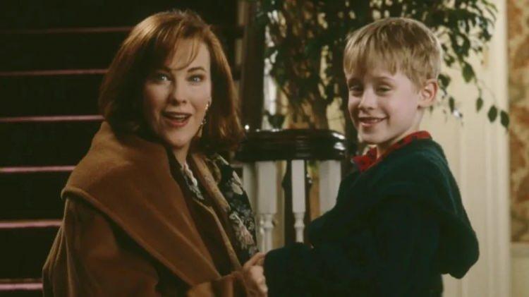 <p><strong>Son olarak eyl&uuml;l ayında Emmy &Ouml;d&uuml;lleri'nde kamuoyu karşısına &ccedil;ıkan Catherine O'Hara, 'Evde Tek Başına' filminde oyandığı Kevin&rsquo;in annesi rol&uuml;yle d&uuml;nya &ccedil;apında &uuml;n kazanmıştı.</strong></p>
