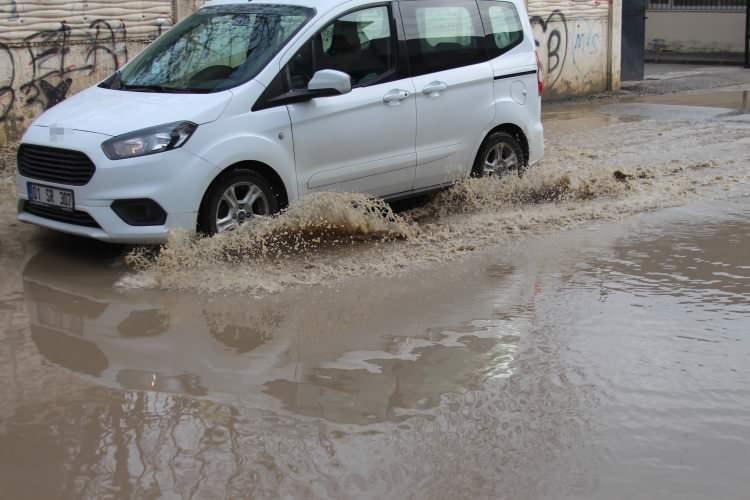 Fıkra gibi! Adana'da esnaf durumu balık tutarak protesto etti