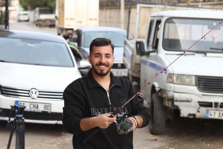 Fıkra gibi! Adana'da esnaf durumu balık tutarak protesto etti
