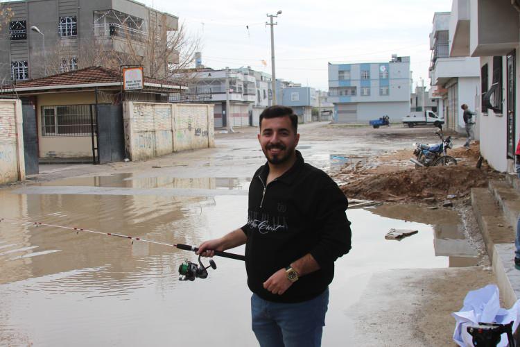 Fıkra gibi! Adana'da esnaf durumu balık tutarak protesto etti