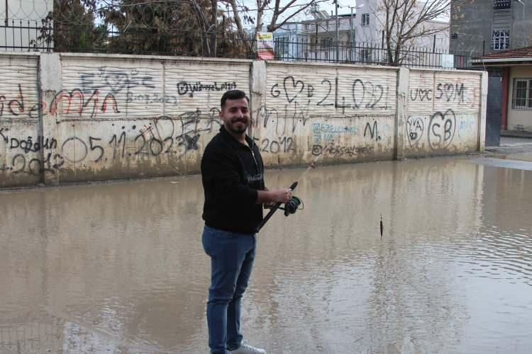 Fıkra gibi! Adana'da esnaf durumu balık tutarak protesto etti