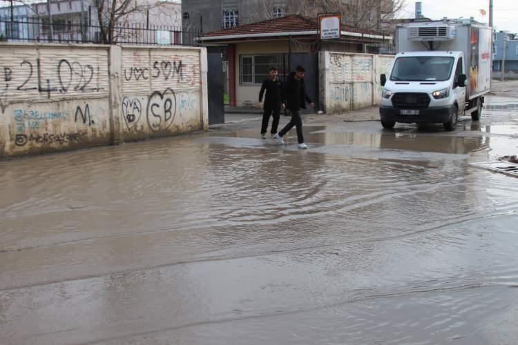 Fıkra gibi! Adana'da esnaf durumu balık tutarak protesto etti