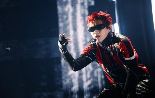 <p><strong>30 yaşındaki Lee Taeyong, sahneye TFF 3. Lig ekibi Uşakspor logolu bir ceket ile &ccedil;ıktığı g&ouml;r&uuml;ld&uuml;.</strong></p>
