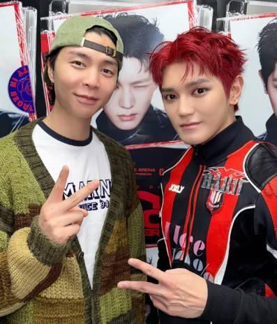 <p><strong>Fotoğraflara sayısız yorumda bulunan sosyal medya kullanıcıları, &uuml;nl&uuml; şarkıcıya neden Uşakspor logolu bir ceket tercih ettiğini sordu.</strong></p>
