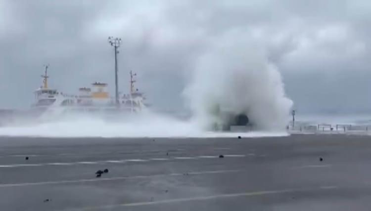 <p><span style="color:#B22222"><strong>BAZI İLLERDE SİS VE PUS BEKLENİYOR</strong></span></p>

<p>&nbsp;</p>

<p>Gece ve sabah saatlerinde i&ccedil; ve doğu b&ouml;lgelerde buzlanma ve don ile birlikte pus ve yer yer sis olayı bekleniyor.</p>
