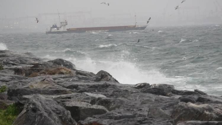 <p>R&uuml;zgarın; Marmara'nın g&uuml;ney ve batısı, Ege ve Batı Akdeniz'de g&uuml;ney y&ouml;nlerden kuvvetli ve zaman zaman fırtına şeklinde (50-80 km/saat) esmesi tahmin ediyor.</p>

<p>&nbsp;</p>
