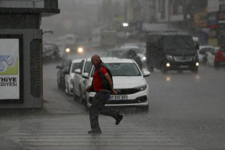 <p>EGE<br />
Par&ccedil;alı ve &ccedil;ok bulutlu, aralıklı sağanak ve g&ouml;k g&uuml;r&uuml;lt&uuml;l&uuml; sağanak yağışlı ge&ccedil;eceği tahmin ediliyor. Yağışların; kıyı Ege, Denizli ve Manisa &ccedil;evrelerinde yerel kuvvetli olması bekleniyor. R&uuml;zgarın; g&uuml;neyli y&ouml;nlerden kuvvetli ve zaman zaman fırtına şeklinde (50-80 km/saat) esmesi tahmin ediliyor. B&ouml;lgenin i&ccedil; kesimlerinde gece saatlerinde pus ve yer yer sis bekleniyor.</p>

<p>AFYONKARAHİSAR &deg;C, 10&deg;C<br />
Par&ccedil;alı ve &ccedil;ok bulutlu, &ouml;ğle saatlerinden sonra aralıklı yağmurlu</p>

<p>DENİZLİ &deg;C, 15&deg;C<br />
Par&ccedil;alı ve &ccedil;ok bulutlu, &ouml;ğle saatlerinden sonra aralıklı yağmurlu</p>

<p>İZMİR &deg;C, 17&deg;C<br />
Par&ccedil;alı ve &ccedil;ok bulutlu, aralıklı sağanak ve g&ouml;k g&uuml;r&uuml;lt&uuml;l&uuml; sağanak yağışlı</p>

<p>MUĞLA &deg;C, 11&deg;C<br />
Par&ccedil;alı ve &ccedil;ok bulutlu, aralıklı sağanak ve g&ouml;k g&uuml;r&uuml;lt&uuml;l&uuml; sağanak yağışlı</p>
