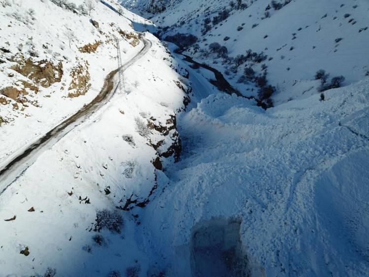 <p><span style="color:#B22222"><strong>&Ccedil;IĞ TEHLİKESİNE DİKKAT!</strong></span></p>

<p>&nbsp;</p>

<p>Doğu Karadeniz&rsquo;in i&ccedil; kesimlerinin y&uuml;ksekleri ile Doğu Anadolu&rsquo;nun doğusunda y&uuml;ksek kar &ouml;rt&uuml;s&uuml;ne sahip eğimli kesimlerinde &ccedil;ığ tehlikesi bulunmaktadır.</p>

<p>&nbsp;</p>
