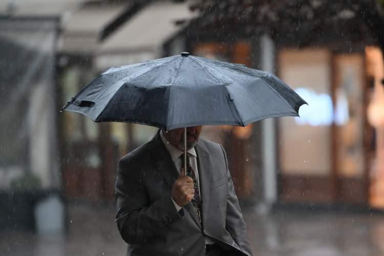 <p>İ&Ccedil; ANADOLU<br />
Par&ccedil;alı ve &ccedil;ok bulutlu, b&ouml;lgenin kuzeydoğusu ile Kayseri, Nevşehir ve Karaman &ccedil;evrelerinin yağmurlu ge&ccedil;eceği tahmin ediliyor. Yağışların Konya'nın g&uuml;ney ve batısında yerel kuvvetli olması bekleniyor. R&uuml;zgarın; b&ouml;lgenin batısında g&uuml;neyli y&ouml;nlerden kuvvetli ve zaman zaman fırtına şeklinde (40-80 km/saat) esmesi bekleniyor. B&ouml;lge genelinde gece saatlerinde pus ve yer yer sis bekleniyor.</p>

<p>ANKARA &deg;C, 11&deg;C<br />
Par&ccedil;alı ve &ccedil;ok bulutlu, &ouml;ğle saatlerinden sonra aralıklı yağmurlu</p>

<p>ESKİŞEHİR &deg;C, 11&deg;C<br />
Par&ccedil;alı ve &ccedil;ok bulutlu, &ouml;ğle saatlerinden sonra aralıklı yağmurlu</p>

<p>KONYA &deg;C, 12&deg;C<br />
Par&ccedil;alı ve &ccedil;ok bulutlu , g&uuml;ney ve batısı yerel olaraka kuvvetli olmak &uuml;xere sağanak yağışlı</p>

<p>SİVAS &deg;C, 2&deg;C<br />
Par&ccedil;alı ve &ccedil;ok bulutlu</p>
