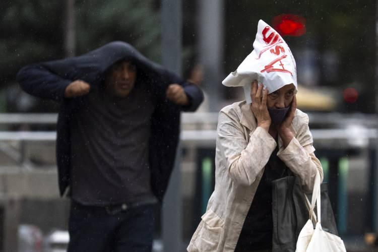 <p>ORTA ve DOĞU KARADENİZ<br />
Par&ccedil;alı ve &ccedil;ok bulutlu ge&ccedil;eceği tahmin ediliyor. B&ouml;lgenin i&ccedil; kesimlerinde gece ve sabah saatlerinde pus ve yer yer sis bekleniyor. Doğu Karadeniz'in i&ccedil; kesimlerinde y&uuml;ksek kar &ouml;rt&uuml;s&uuml;ne sahip eğimli alanlarda &ccedil;ığ tehlikesi bulunmaktadır.</p>

<p>AMASYA &deg;C, 14&deg;C<br />
Par&ccedil;alı ve &ccedil;ok bulutlu</p>

<p>ARTVİN &deg;C, 11&deg;C<br />
Par&ccedil;alı ve &ccedil;ok bulutlu</p>

<p>SAMSUN &deg;C, 18&deg;C<br />
Par&ccedil;alı ve &ccedil;ok bulutlu</p>

<p>TRABZON &deg;C, 17&deg;C<br />
Par&ccedil;alı ve &ccedil;ok bulutlu</p>
