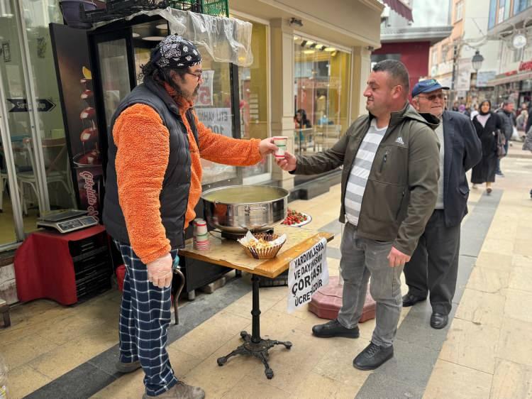 Her g&uuml;n 200 bardak &ccedil;orbayı &uuml;cretsiz dağıtıyor! Astığı yazıyla, iyiliğe ortak olanların sayısını arttırdı