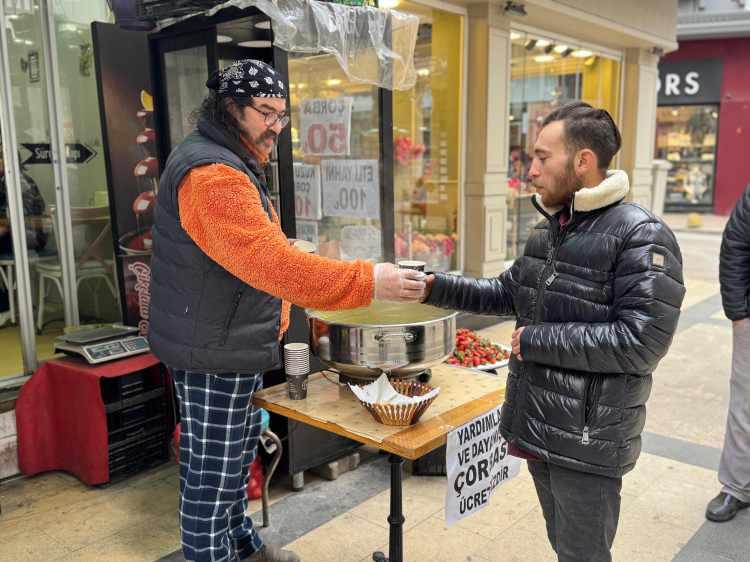Her g&uuml;n 200 bardak &ccedil;orbayı &uuml;cretsiz dağıtıyor! Astığı yazıyla, iyiliğe ortak olanların sayısını arttırdı