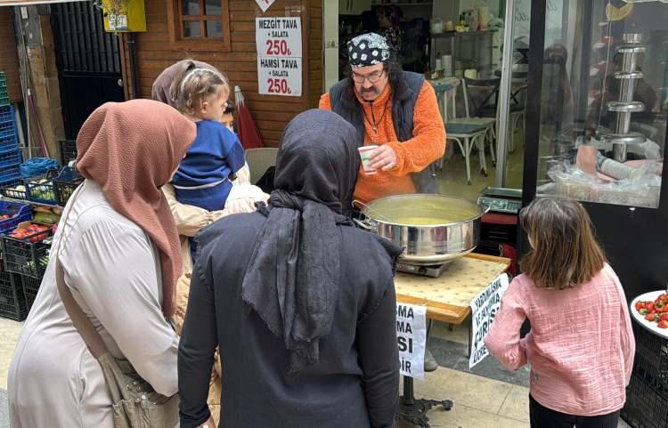 Her g&uuml;n 200 bardak &ccedil;orbayı &uuml;cretsiz dağıtıyor! Astığı yazıyla, iyiliğe ortak olanların sayısını arttırdı