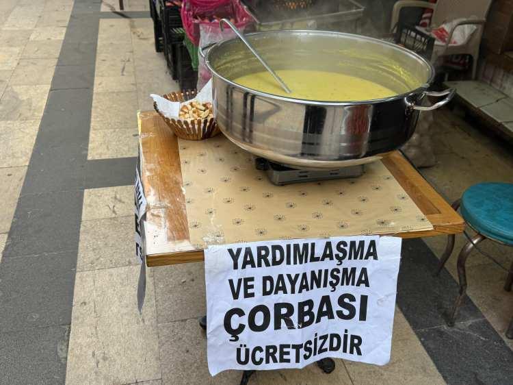 Her g&uuml;n 200 bardak &ccedil;orbayı &uuml;cretsiz dağıtıyor! Astığı yazıyla, iyiliğe ortak olanların sayısını arttırdı