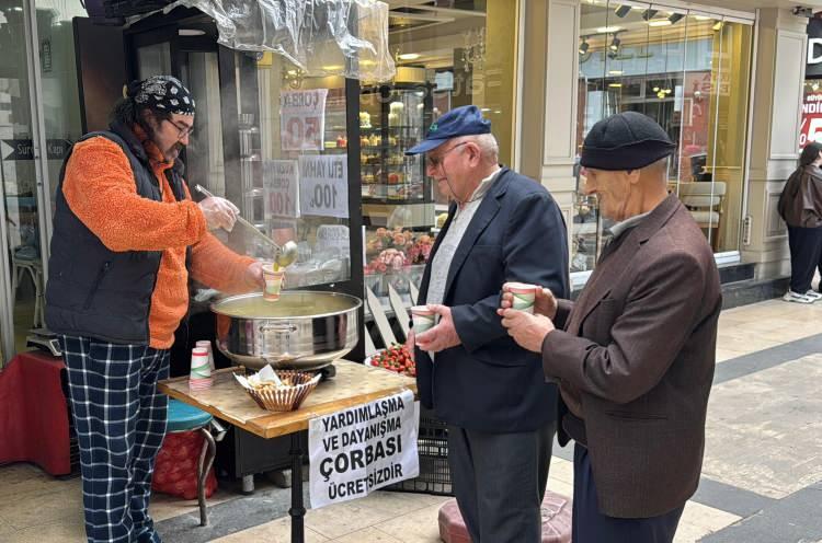 Her g&uuml;n 200 bardak &ccedil;orbayı &uuml;cretsiz dağıtıyor! Astığı yazıyla, iyiliğe ortak olanların sayısını arttırdı