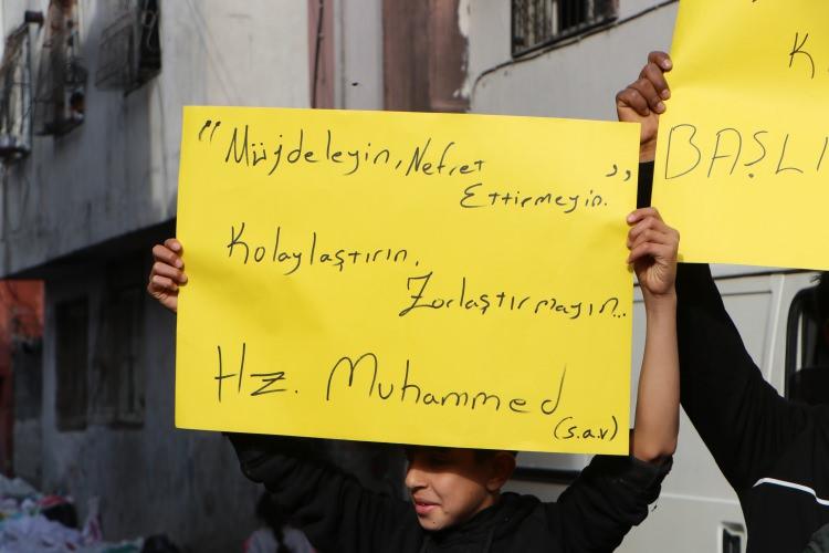 <p><strong><span style="color:rgb(178, 34, 34)">'500 BİN İLE 1 MİLYON TL ARASI PARA İSTENİYOR&rsquo;</span></strong></p>

<p>Evlenirken ailesinin y&uuml;kl&uuml; bir miktar başlık parası &ouml;dediğini ileri s&uuml;ren Hamza Y&uuml;ksel (18) de&nbsp;<strong>&ldquo;Bizim Şanlıurfa&rsquo;nın bir kesiminde başlık parası, s&uuml;t parası geleneği var. Evlenmek isteyen gen&ccedil;lerden 500 bin ile 1 milyon TL arası para isteniyor. Ben de evlenirken 1 milyondan fazla para verdim. Artık yetkililerden bu duruma bir &ccedil;&ouml;z&uuml;m bulmalarını istiyoruz&rdquo;&nbsp;</strong>dedi.</p>
