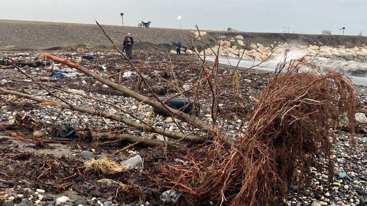 Mersin&rsquo;de selin ardından sahile koşup teker teker topladılar