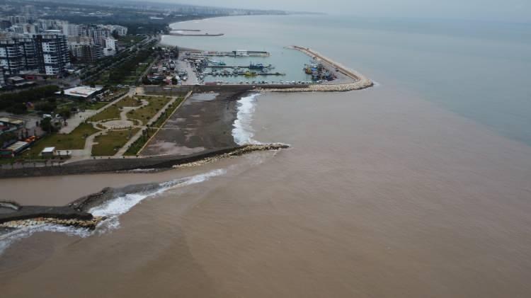 Mersin&rsquo;de selin ardından sahile koşup teker teker topladılar