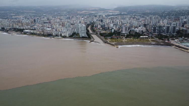 Mersin&rsquo;de selin ardından sahile koşup teker teker topladılar