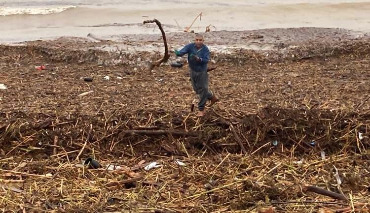 Mersin&rsquo;de selin ardından sahile koşup teker teker topladılar