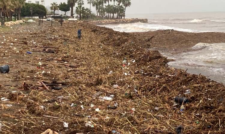 Mersin&rsquo;de selin ardından sahile koşup teker teker topladılar