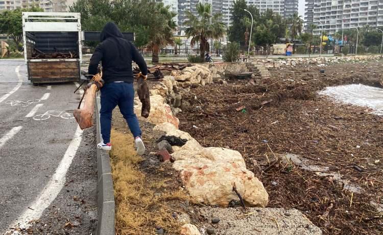 Mersin&rsquo;de selin ardından sahile koşup teker teker topladılar