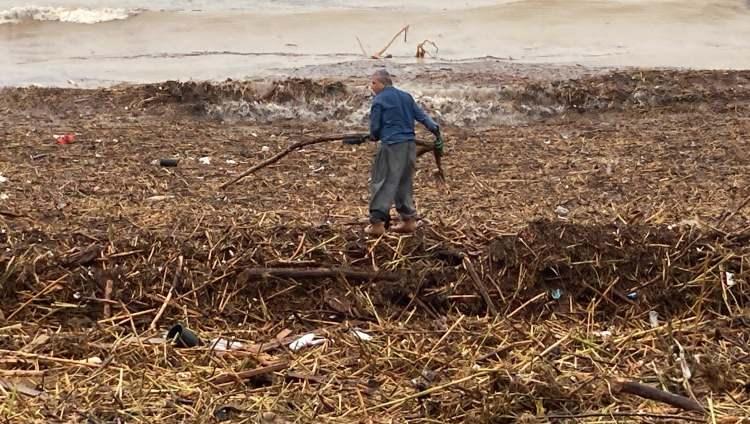 Mersin&rsquo;de selin ardından sahile koşup teker teker topladılar